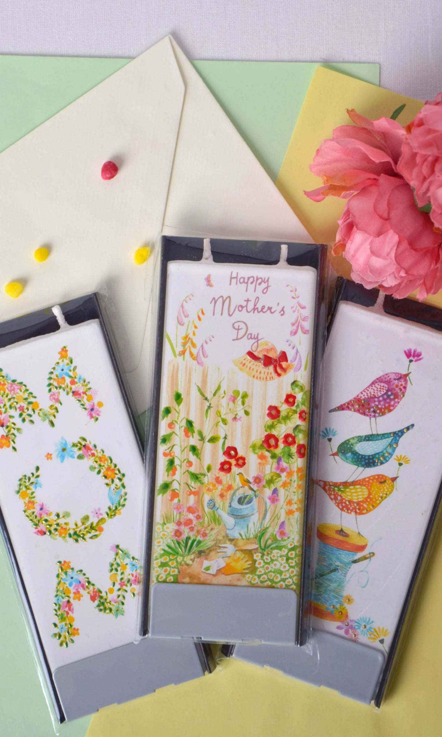 MOM FLORAL LETTER FLAT CANDLE