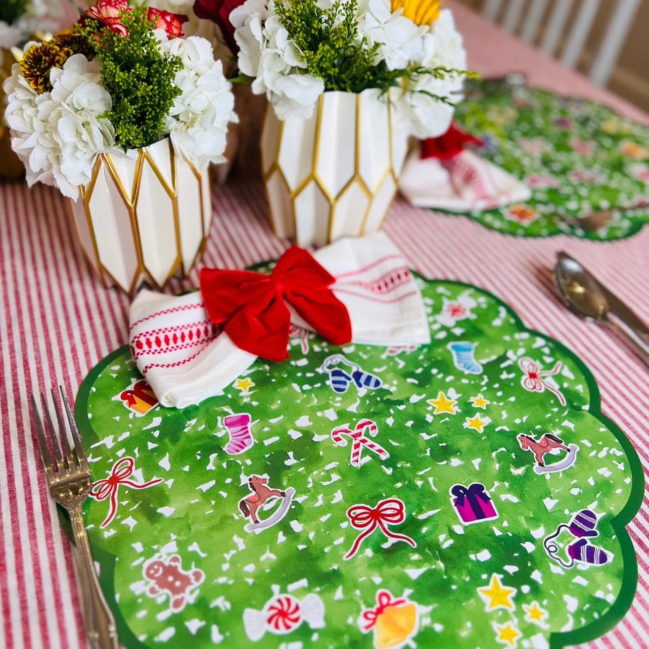 Scalloped Christmas Charm Paper Placemats