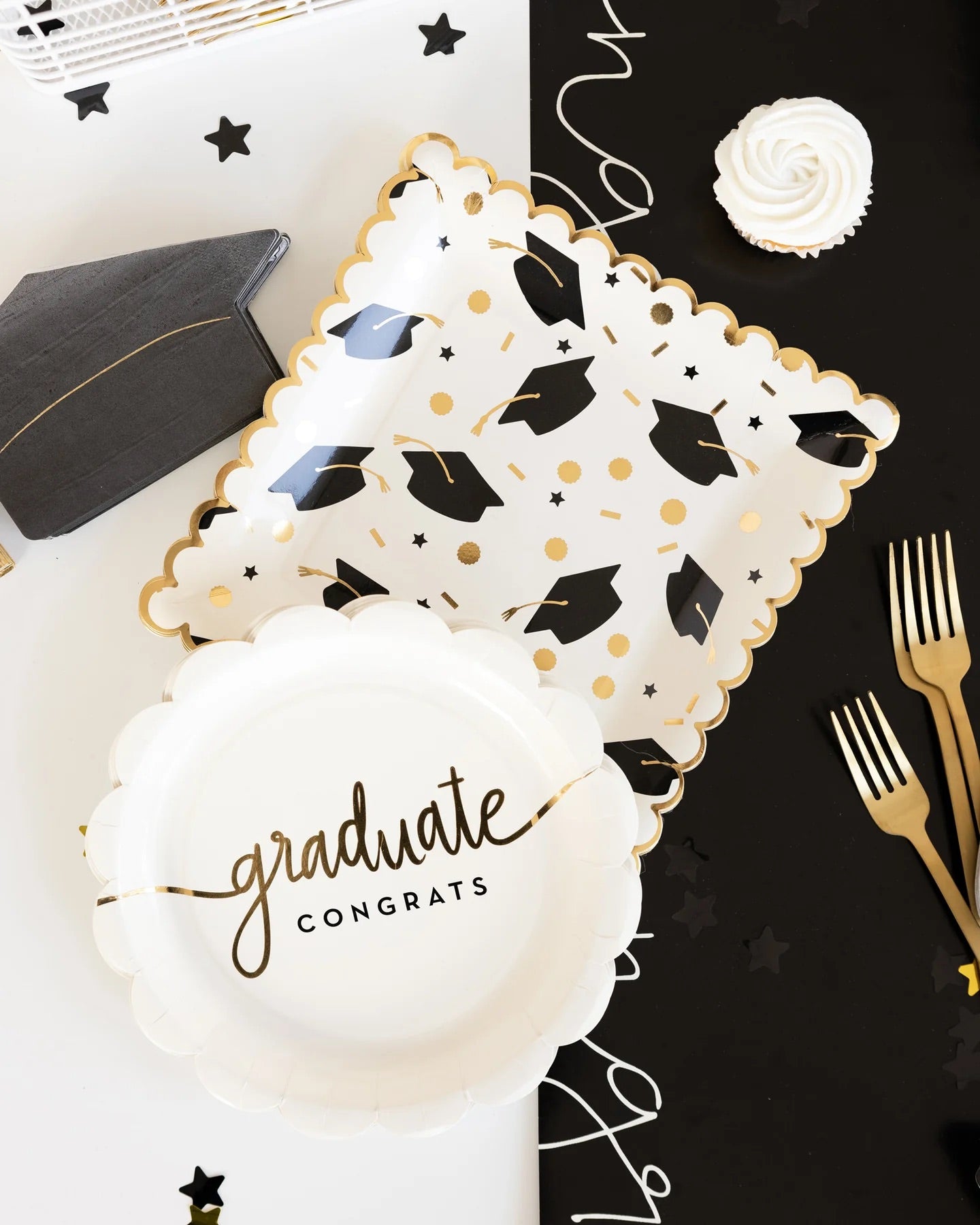 GRADUATION CAP SHAPED PAPER DINNER NAPKINS