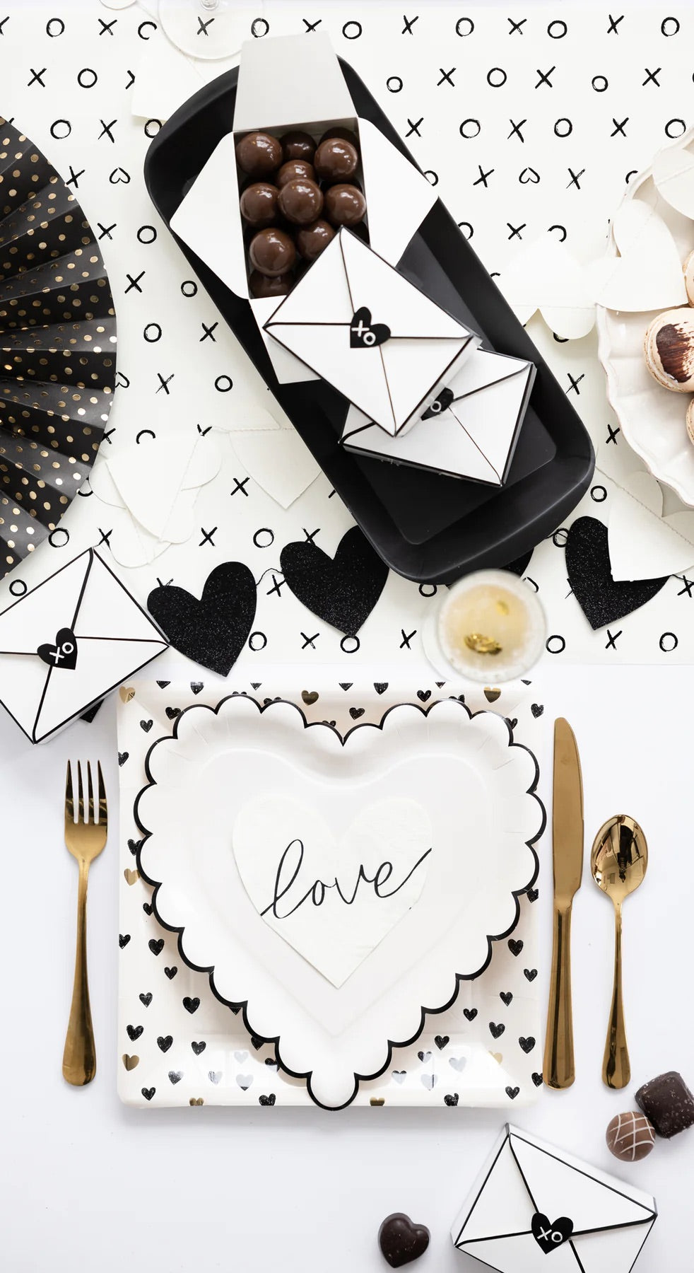 WHITE & BLACK SCALLOPED HEART DESSERT PLATES